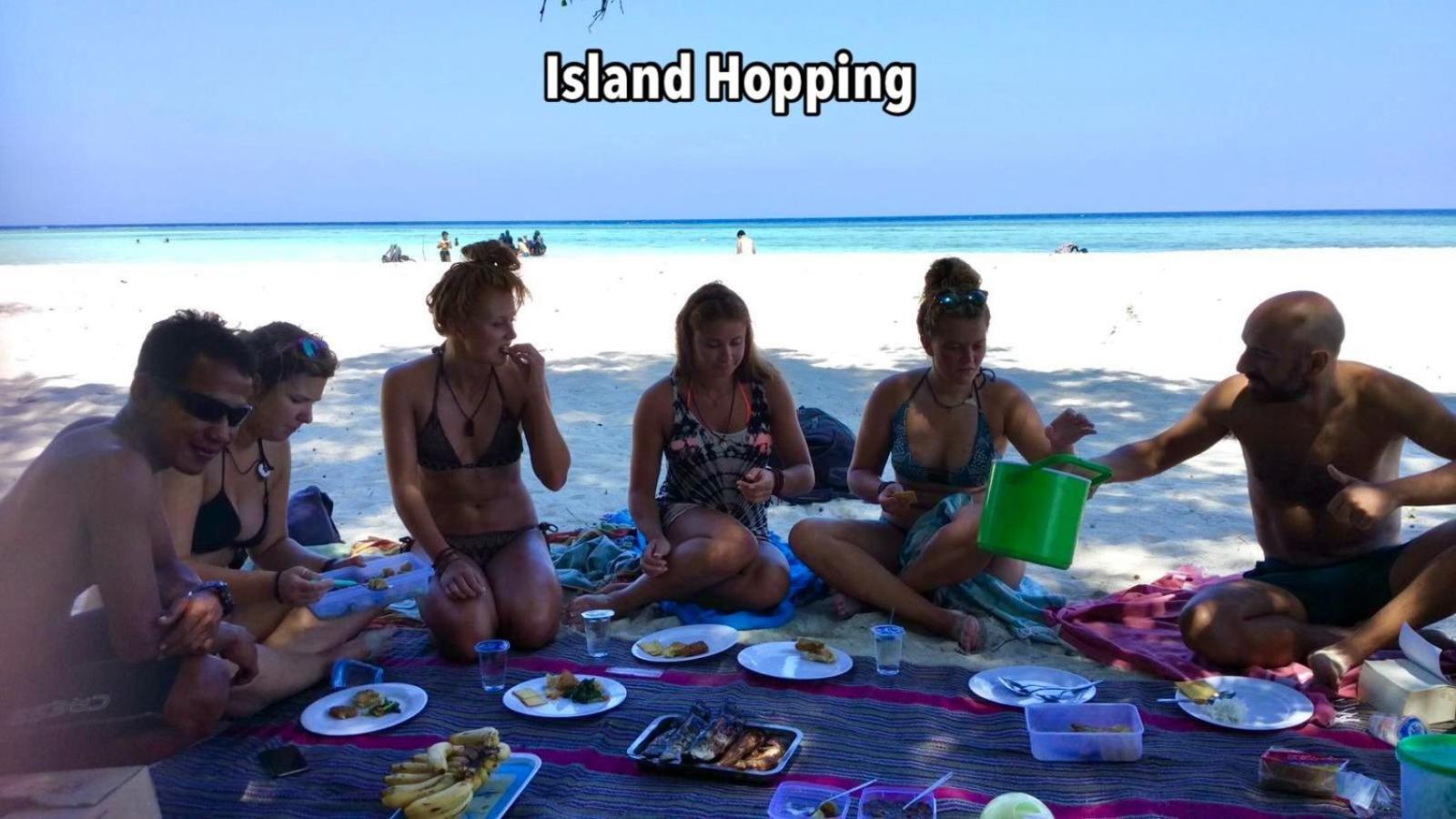 Loyal Friend Hostel קרימונג'אווה מראה חיצוני תמונה