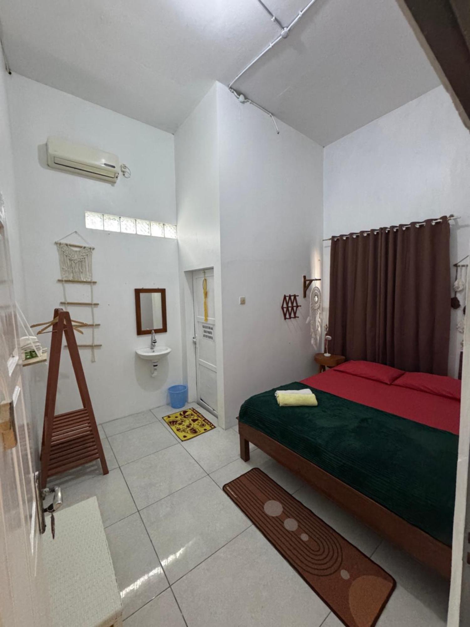 Loyal Friend Hostel קרימונג'אווה מראה חיצוני תמונה