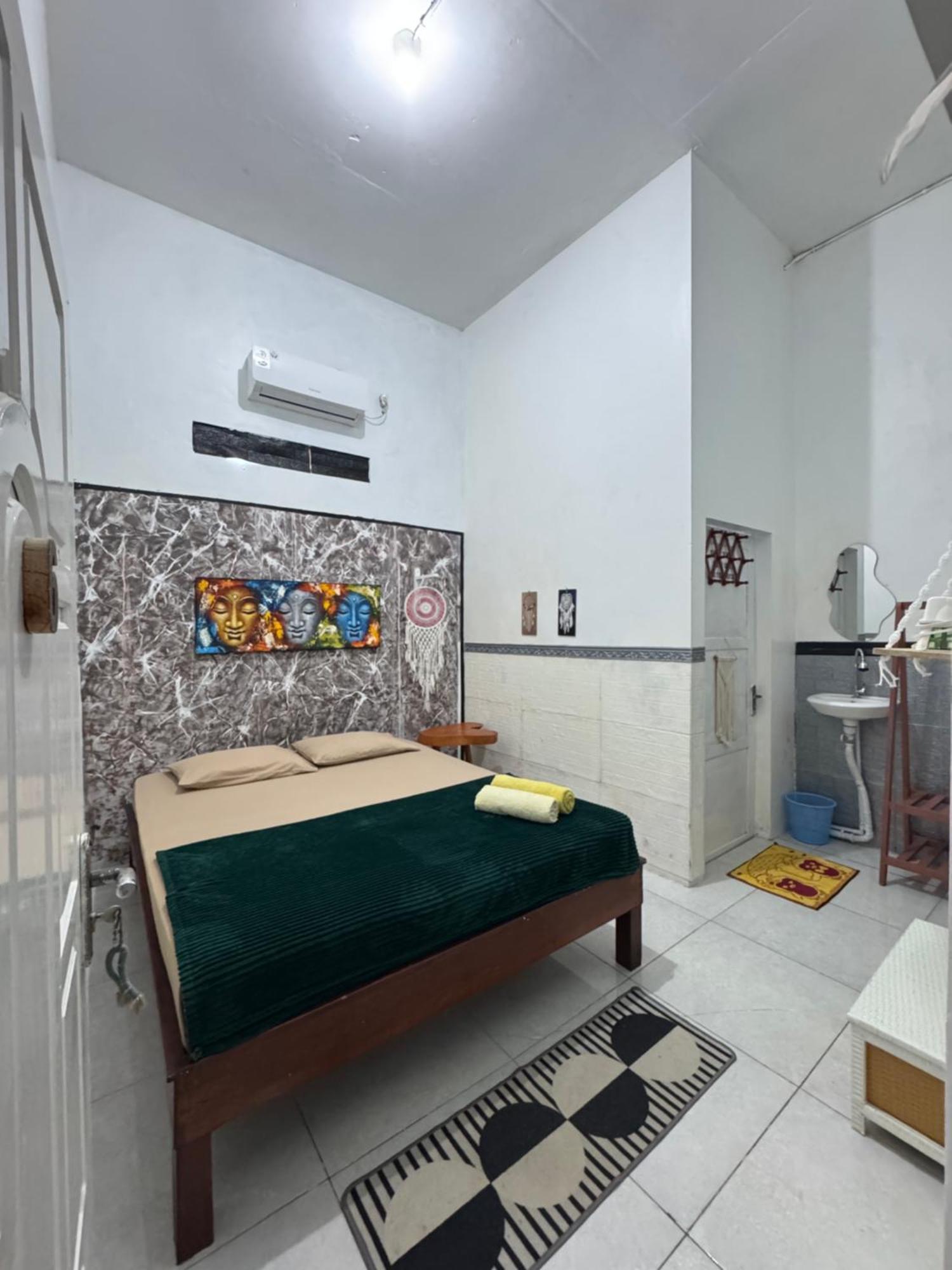 Loyal Friend Hostel קרימונג'אווה מראה חיצוני תמונה